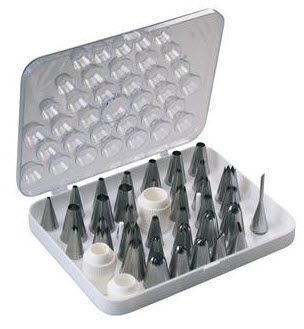 In dieser Box befinden sich viele unterschiedliche Arten von Spritztüllen.