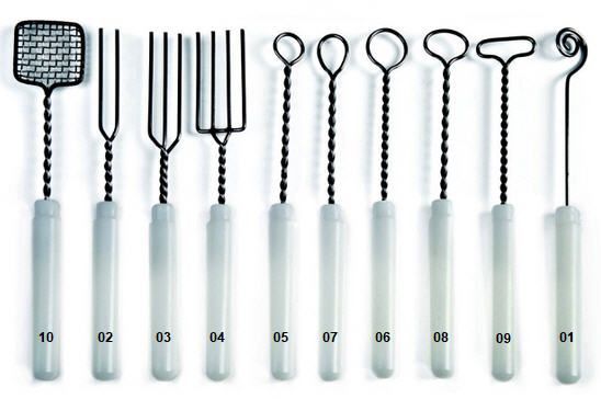 Eine Reihe von Utensilien mit Nummern auf den Griffen