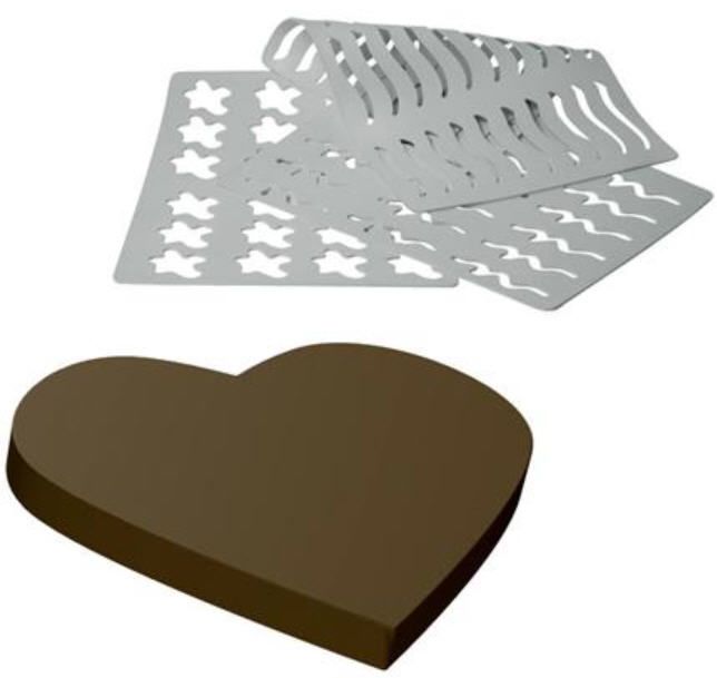 Ein braunes Herz sitzt neben einem Satz Schablonen