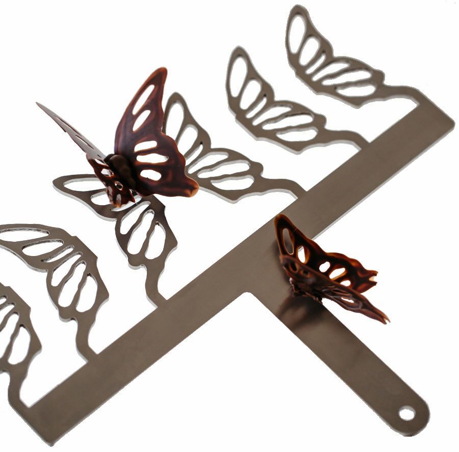 Eine Metallskulptur von Schmetterlingen auf weißem Hintergrund