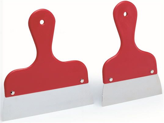 Zwei Spatel mit roten Griffen auf weißem Hintergrund