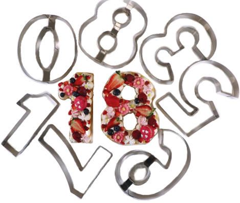 Ein Haufen Ausstechformen in Form der Zahl 18