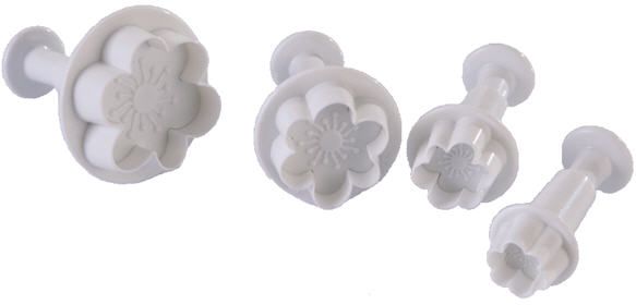 Ein Satz von vier blumenförmigen Ausstechformen auf weißem Hintergrund