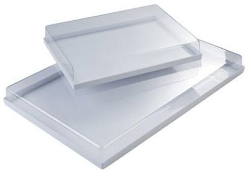 Auf einem weißen Hintergrund sind zwei durchsichtige Kunststoffschalen übereinander gestapelt.