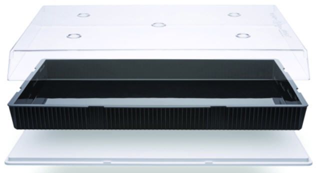 Auf einer weißen Fläche steht eine schwarze Box mit durchsichtigem Deckel.