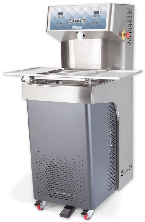 Eine Maschine aus Edelstahl mit einem gelben Knopf an der Seite