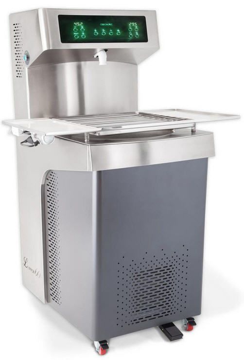 Eine Maschine aus Edelstahl mit einem grünen Bildschirm, auf dem „a“ steht