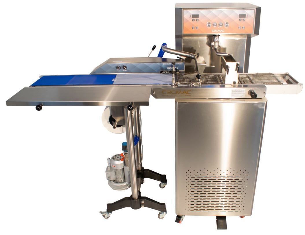 Auf einem Tisch steht eine Maschine aus Edelstahl.