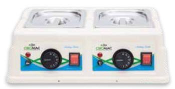 Eine weiße Kiste mit zwei Edelstahlpfannen darauf.