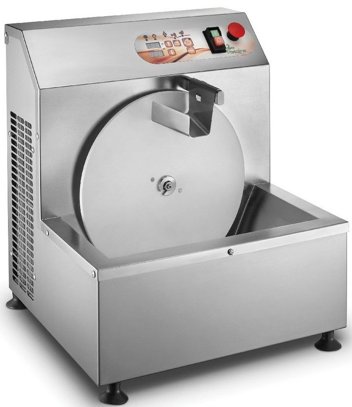 Auf einer weißen Oberfläche steht eine Maschine aus Edelstahl.