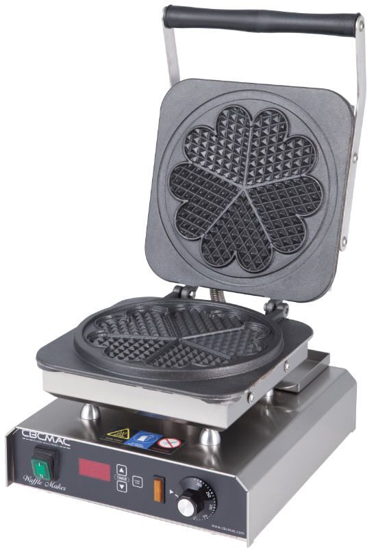 Auf einem Herd steht ein herzförmiges Waffeleisen.