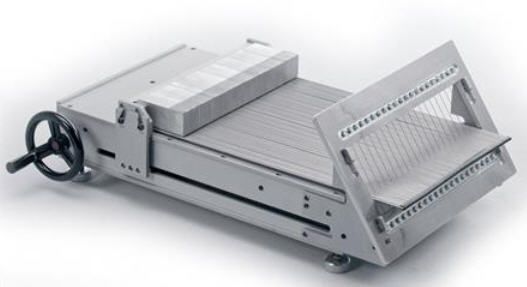 Eine Maschine mit Lenkrad steht auf einem Tisch