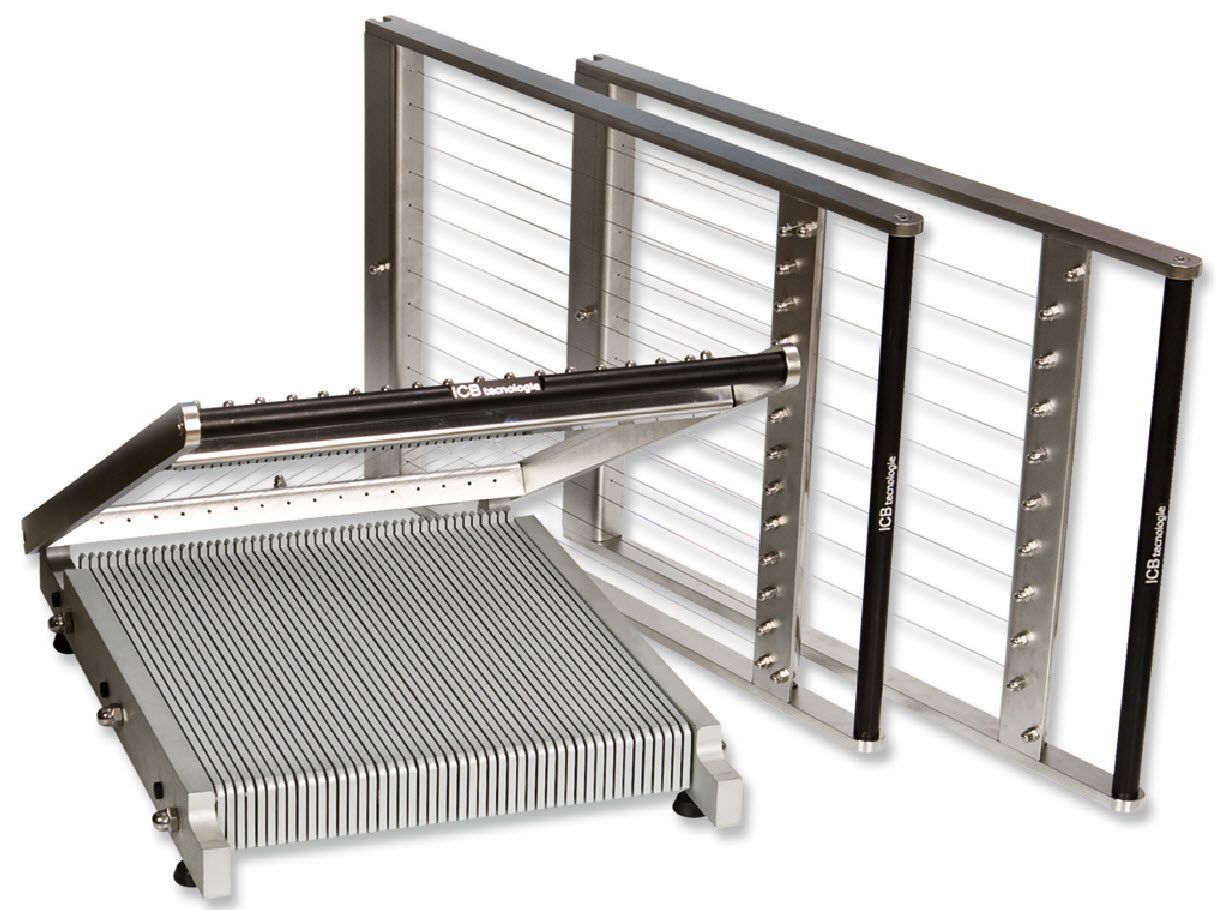 Ein Bündel Metallrahmen sitzt nebeneinander auf einem weißen Hintergrund