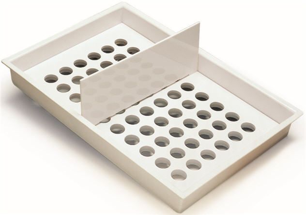 Ein weißes Tablett mit Löchern und einer Trennwand