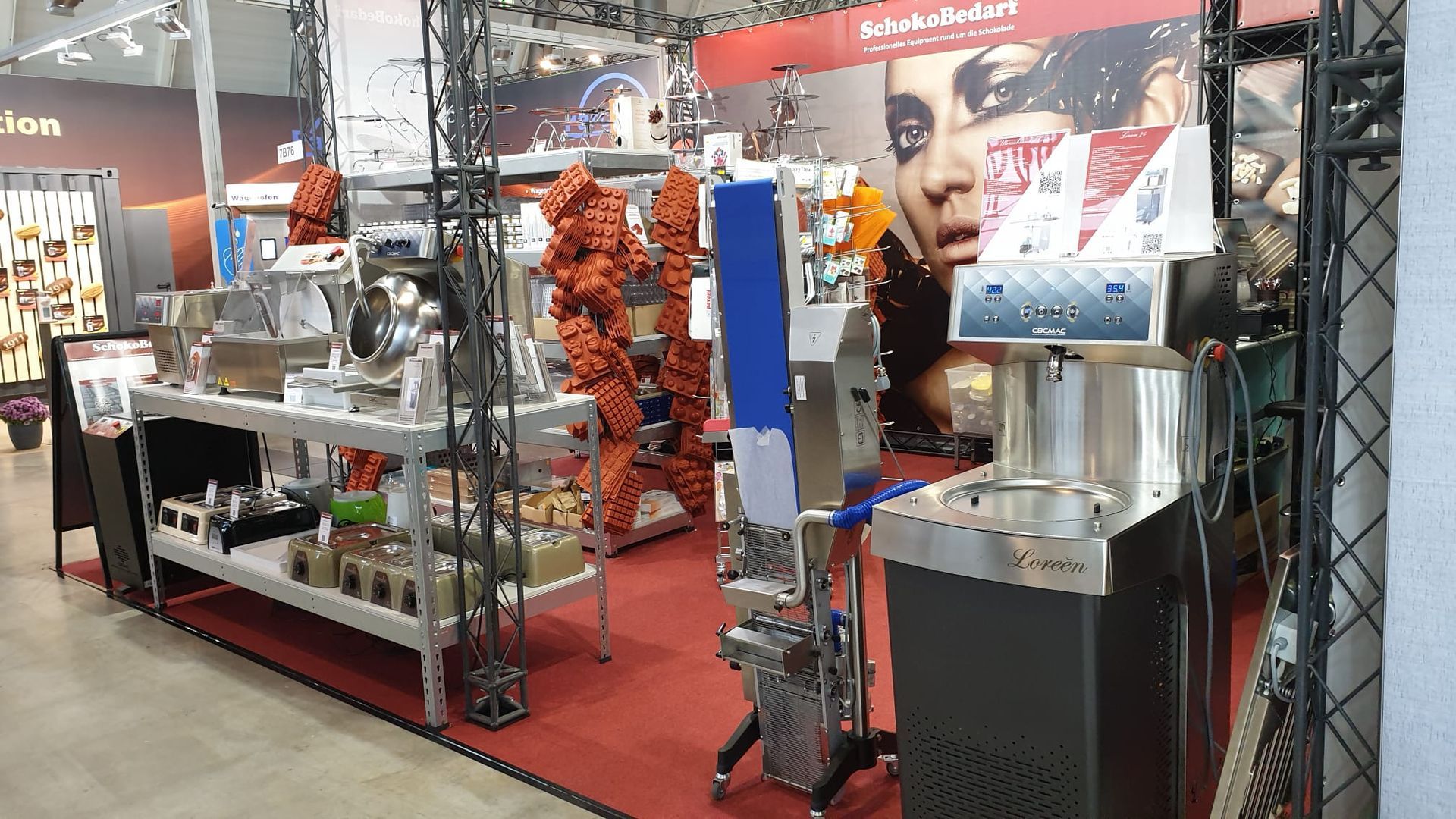 Ein Geschäft mit vielen Haushaltsgeräten und einem roten Teppich.