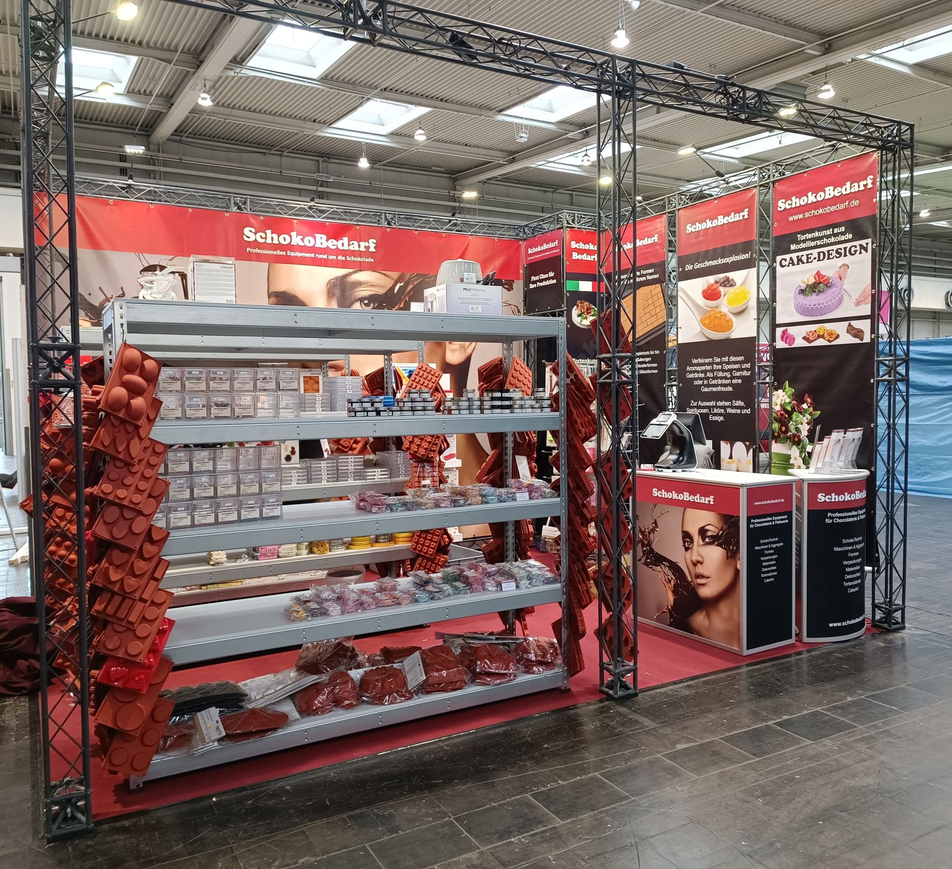 Ein Schaufenster mit einem Schild mit der Aufschrift „Schneider“