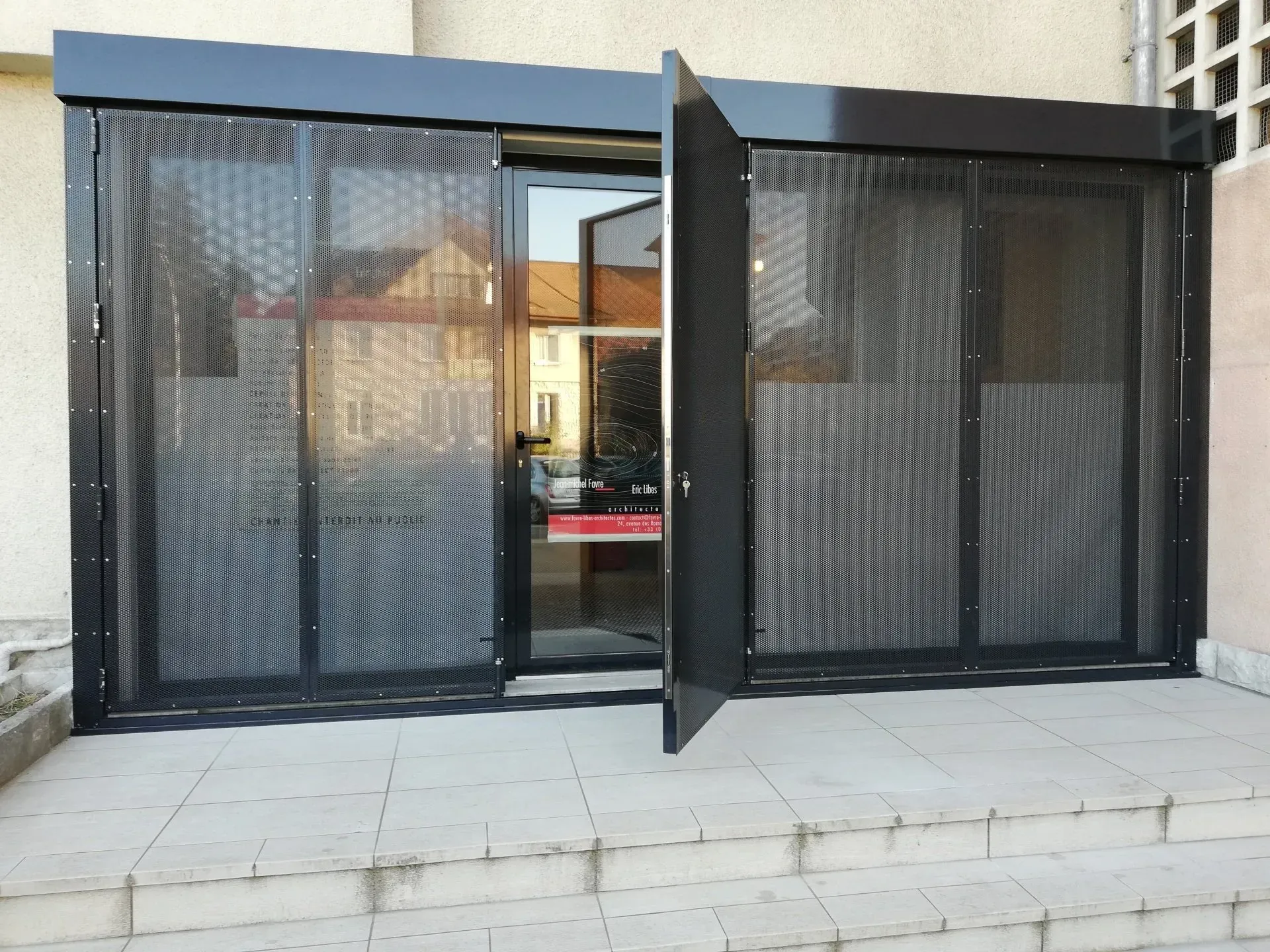 Porte ouverte d'un magasin