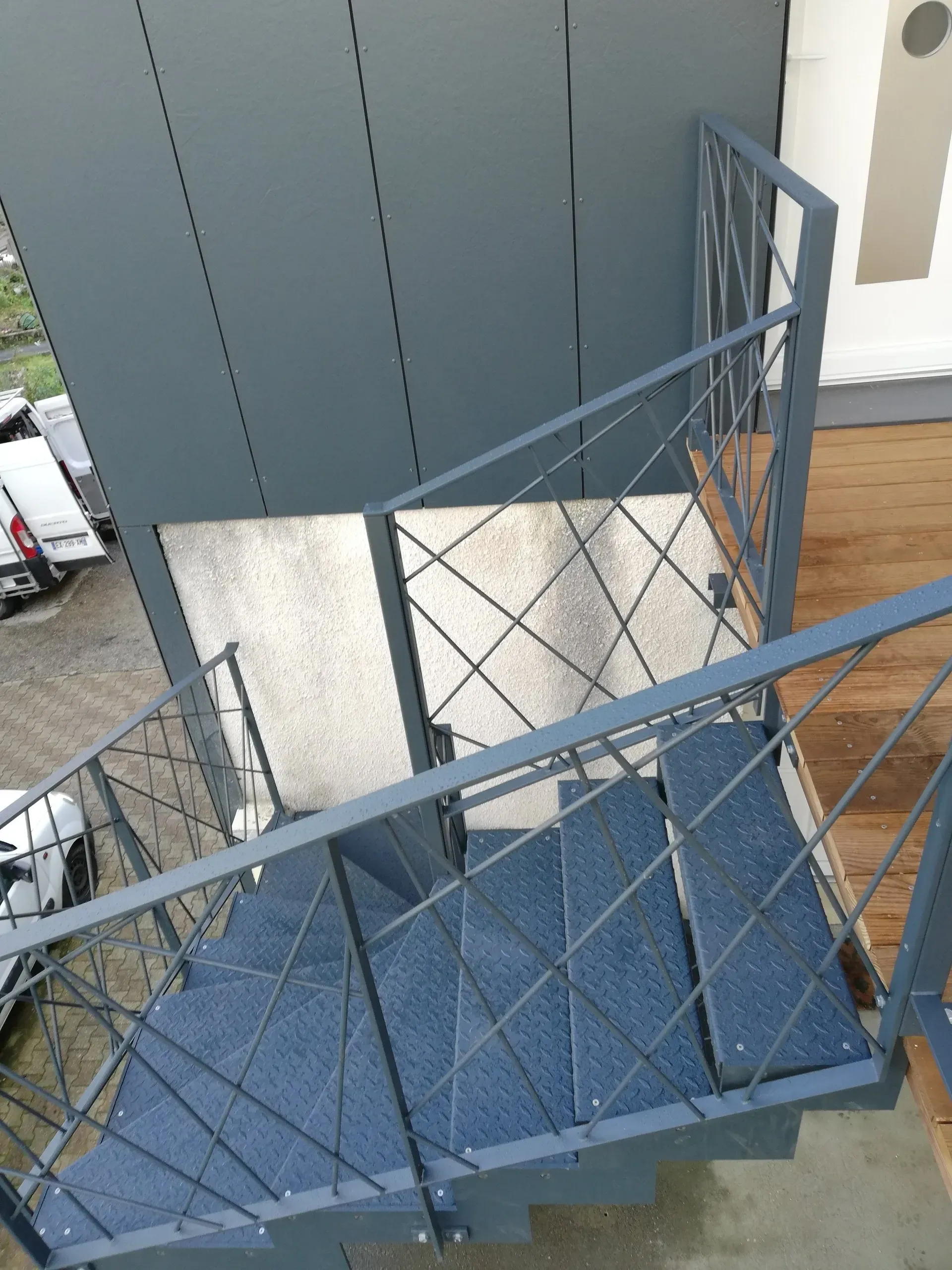 Escalier métallique avec garde-corps design