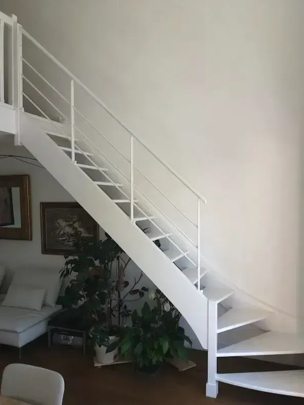 Escalier sur mezzanine blanche