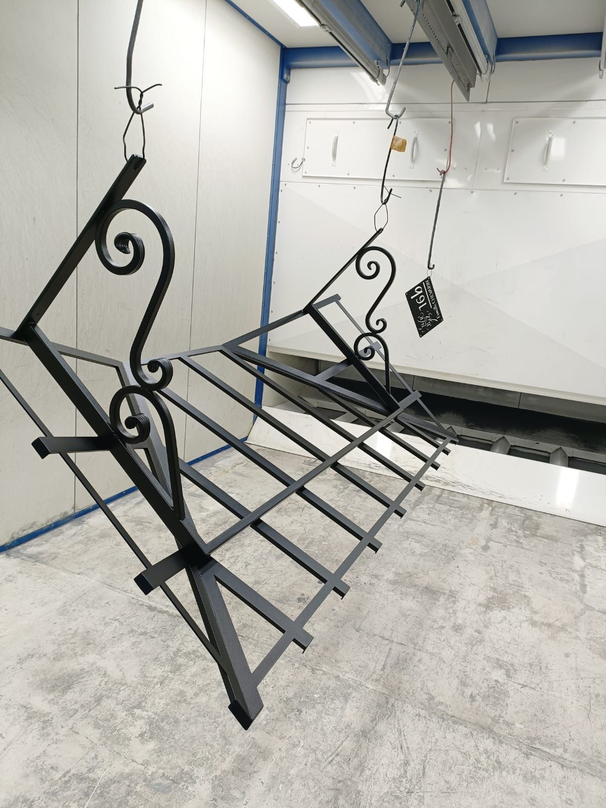 Grande pièce métallique en suspension