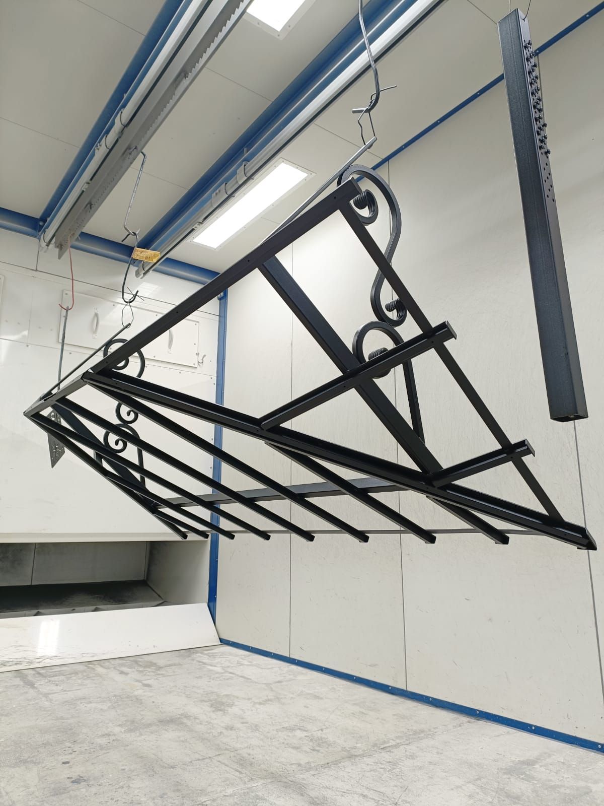 Pièce thermolaquée rouge