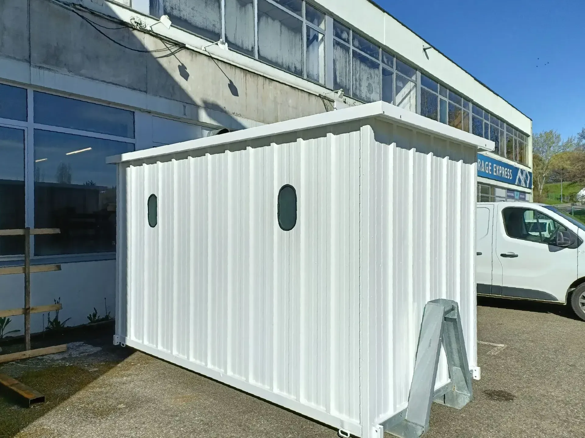 Cabine en acier blanche