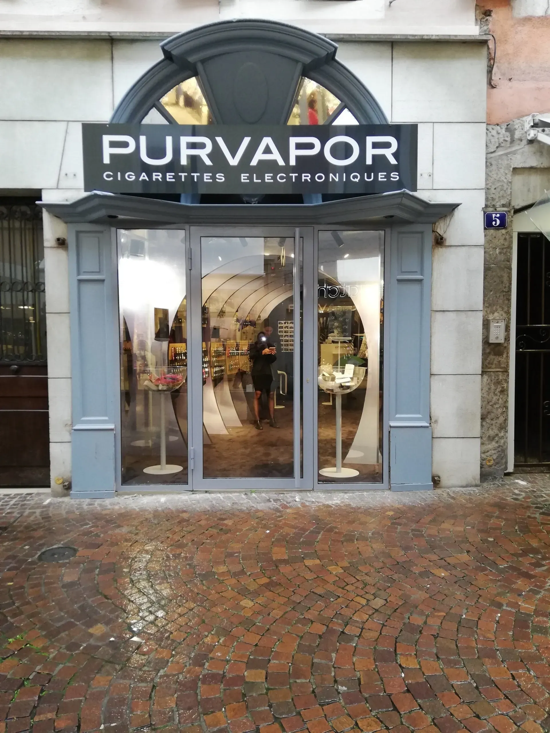 Entrée d'un magasin