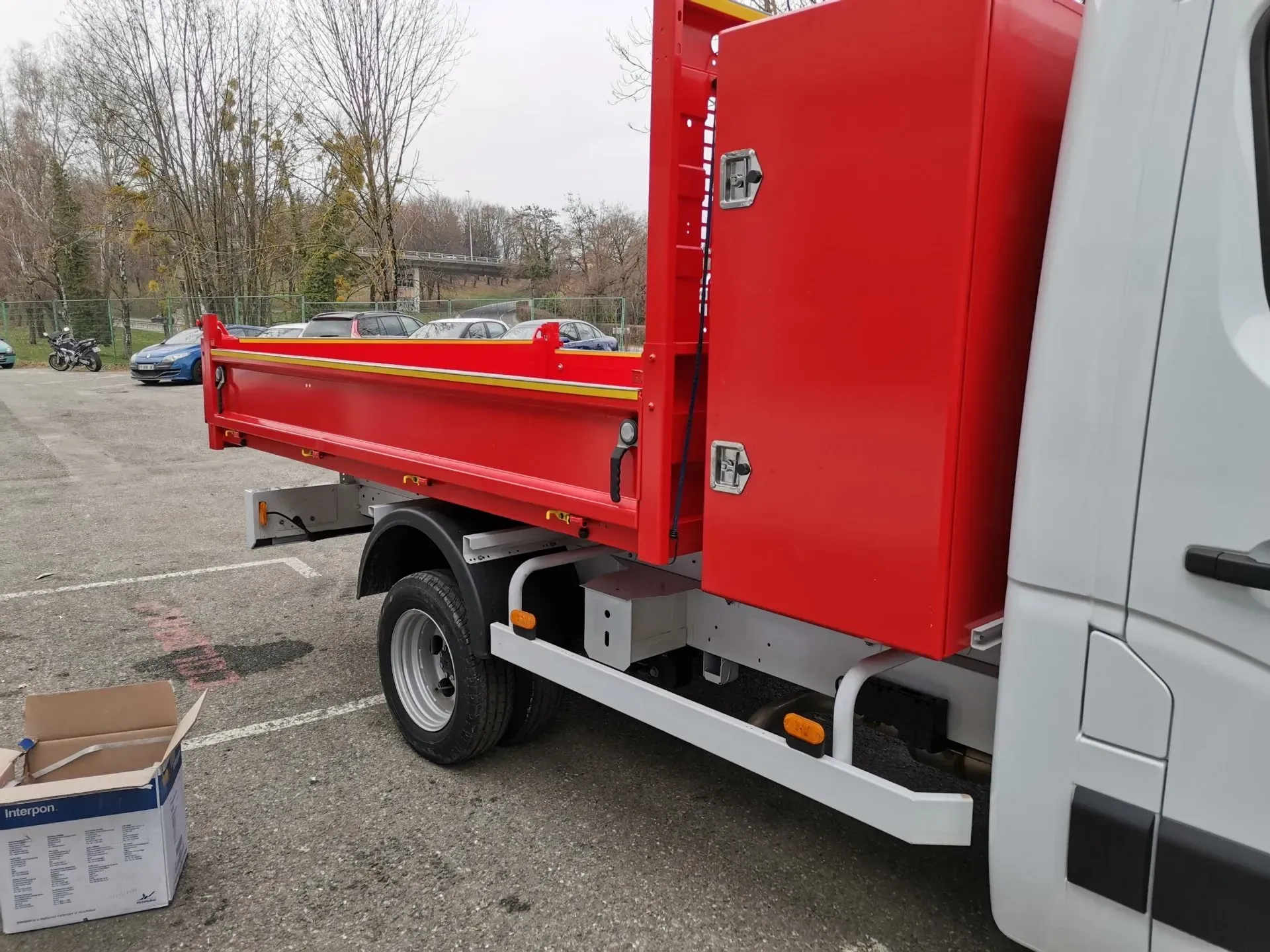 Structures métalliques rouges sur un camion