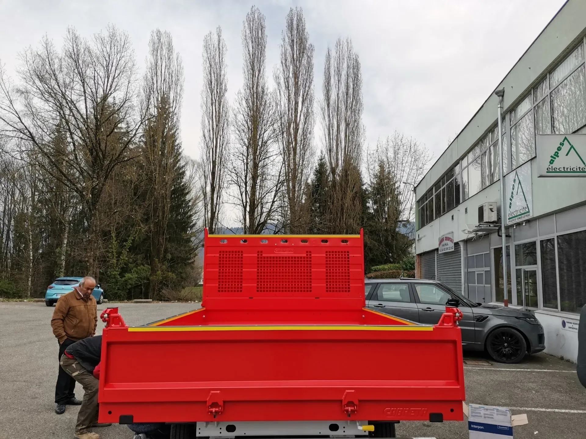 Camion qui transporte des structures métalliques