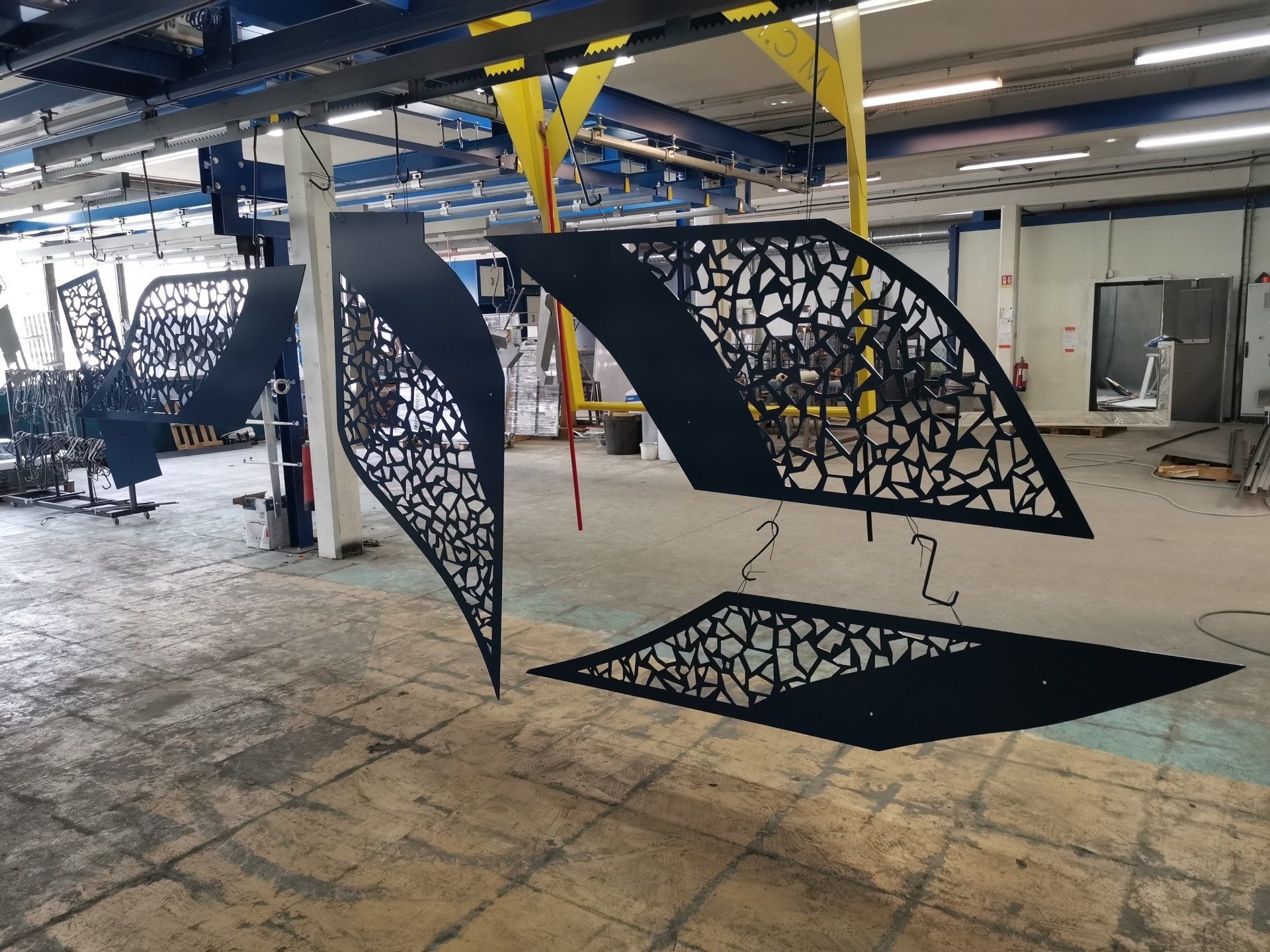 Panneaux décoratifs noirs dans l'atelier de A2C