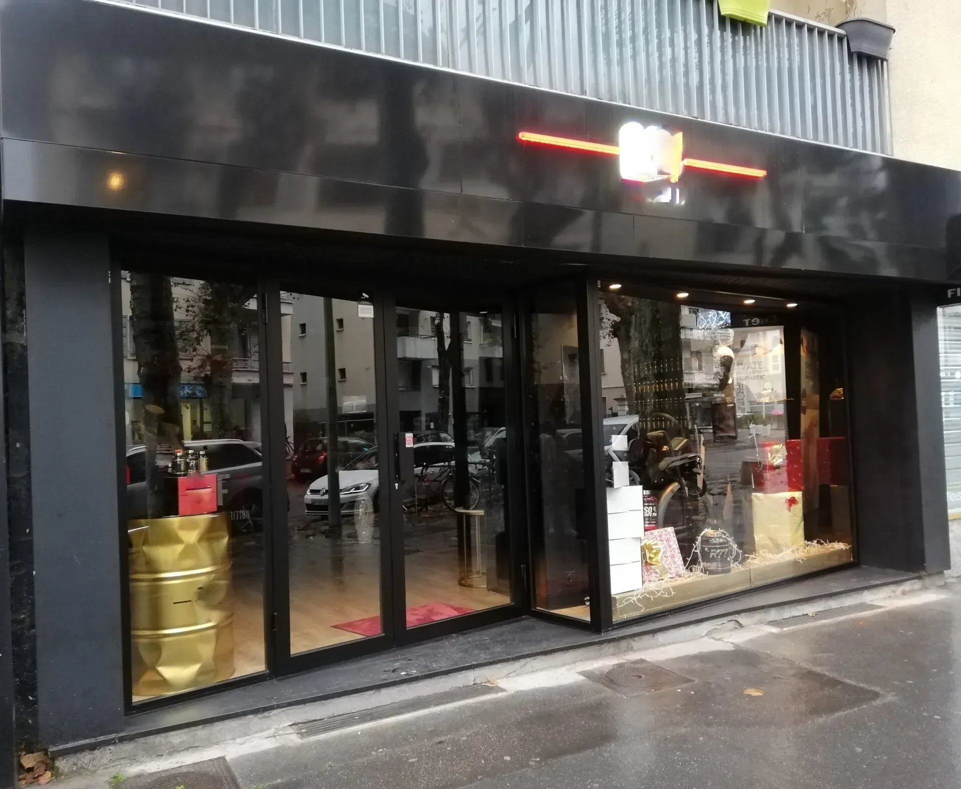 Devanture d'un magasin avec portes automatiques