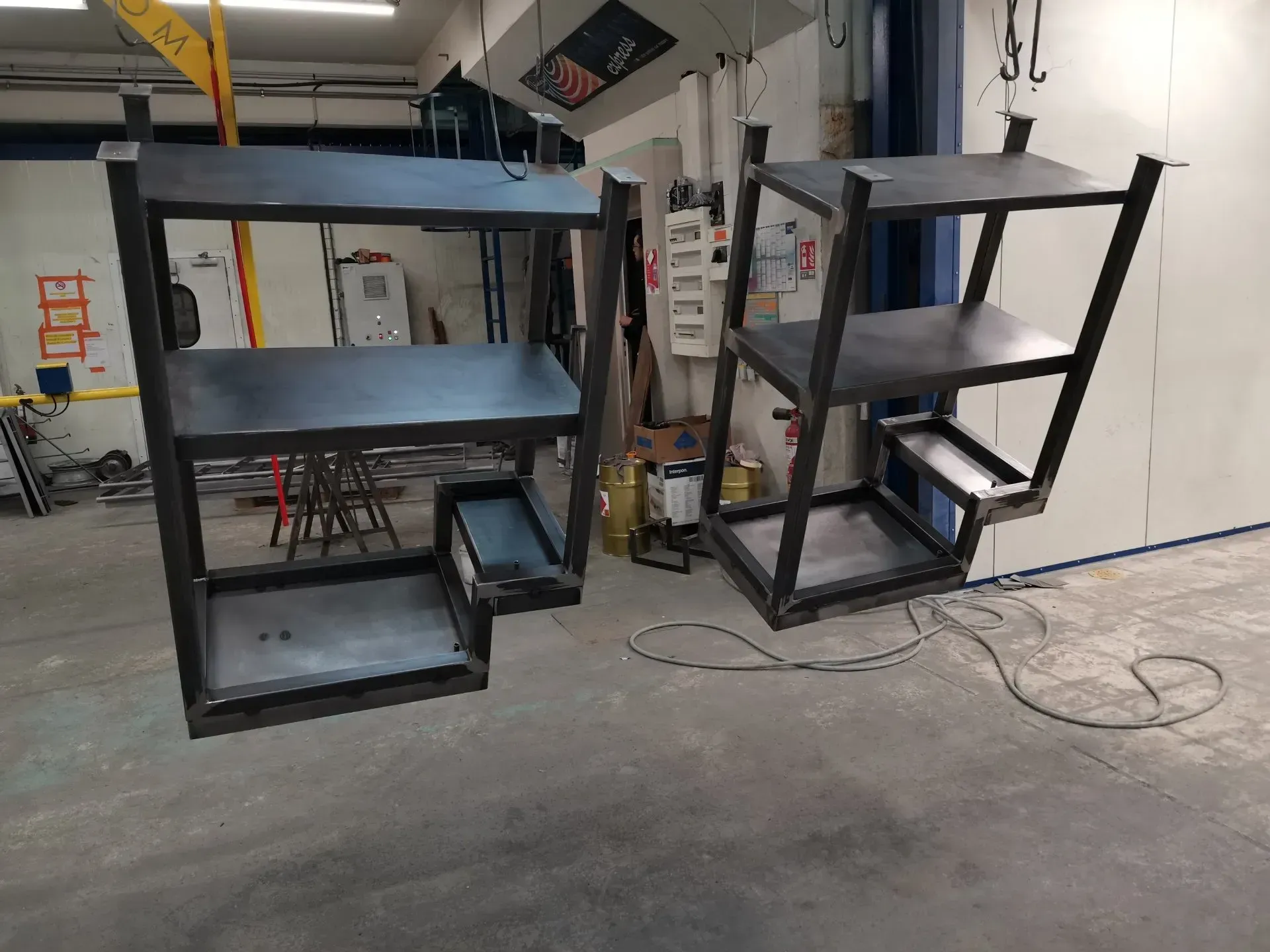 Deux étagères métalliques