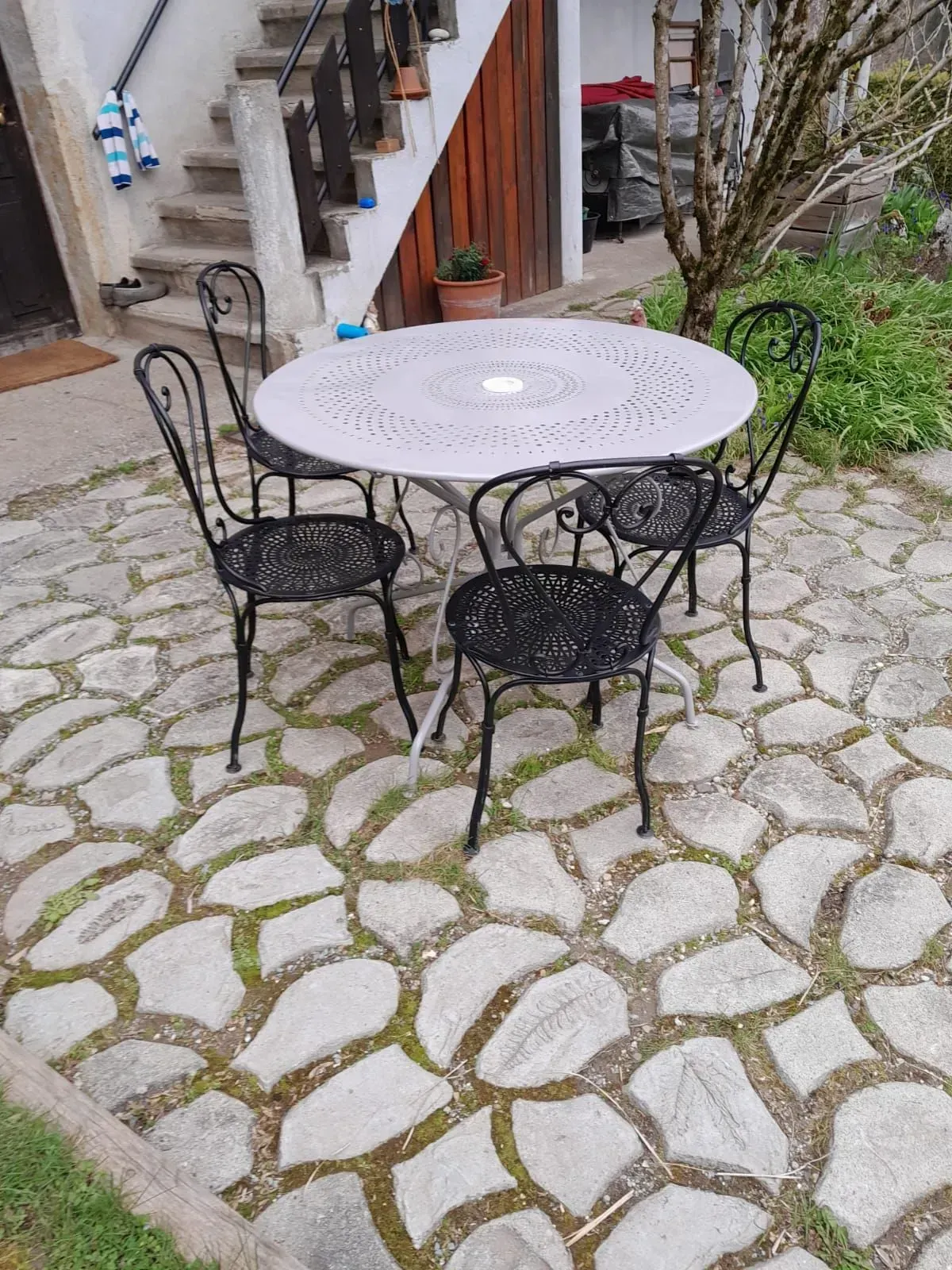 Table ronde et chaises