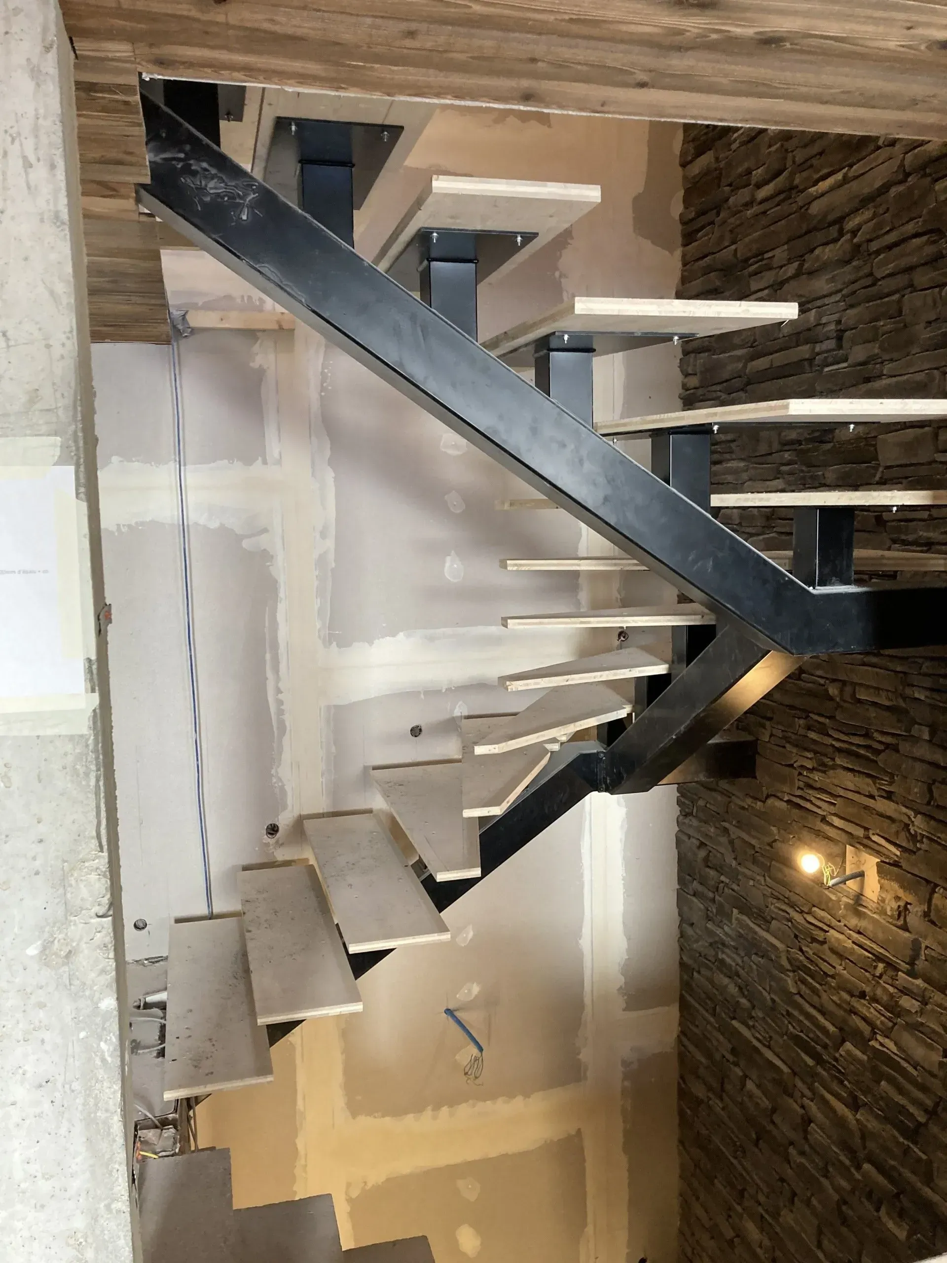 Un escalier en bois et en métal