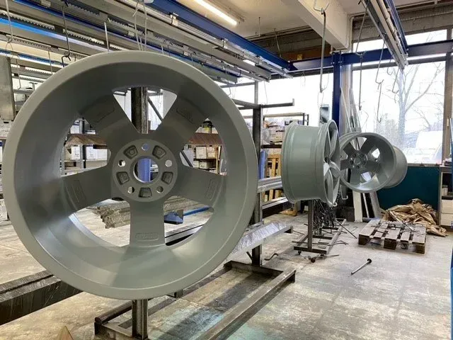 Une jante de véhicule blanche