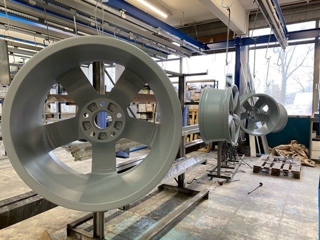 Jantes de voiture dans l'atelier de A2C