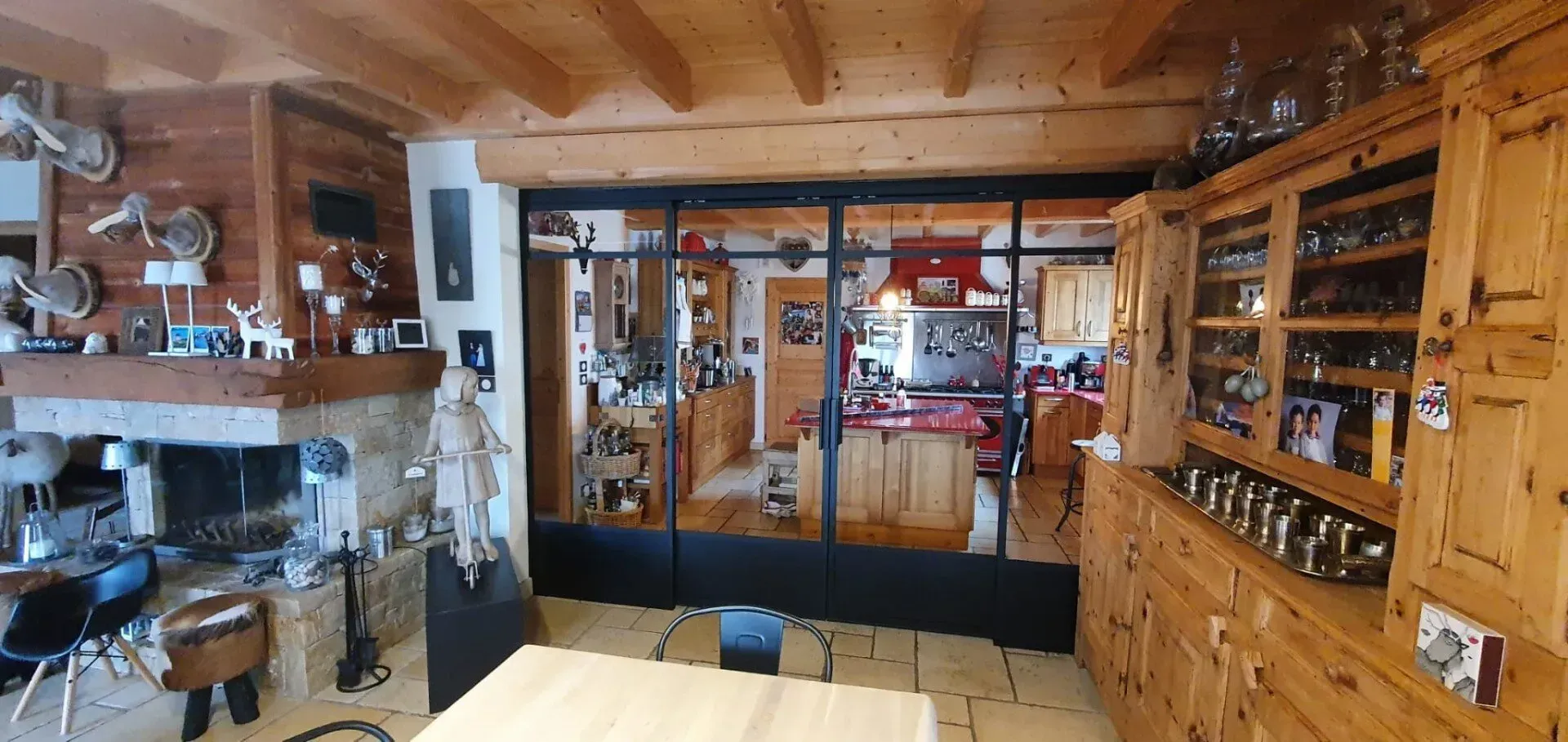 Intérieur d'une maison avec porte en verre