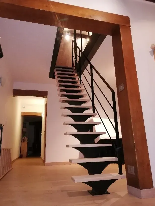 Un escalier en bois et en métal