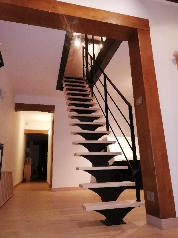Escalier en bois et acier dans une maison