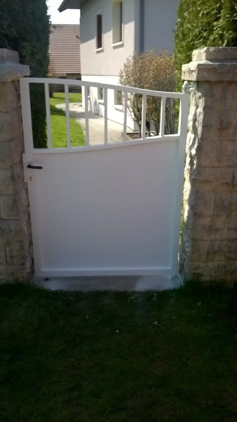 Portillon fermé blanc