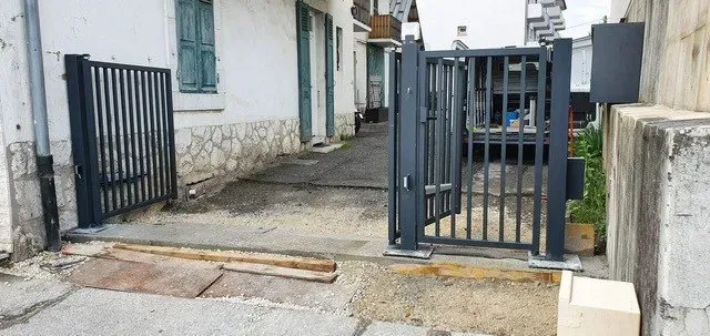 Portail métallique ouvert