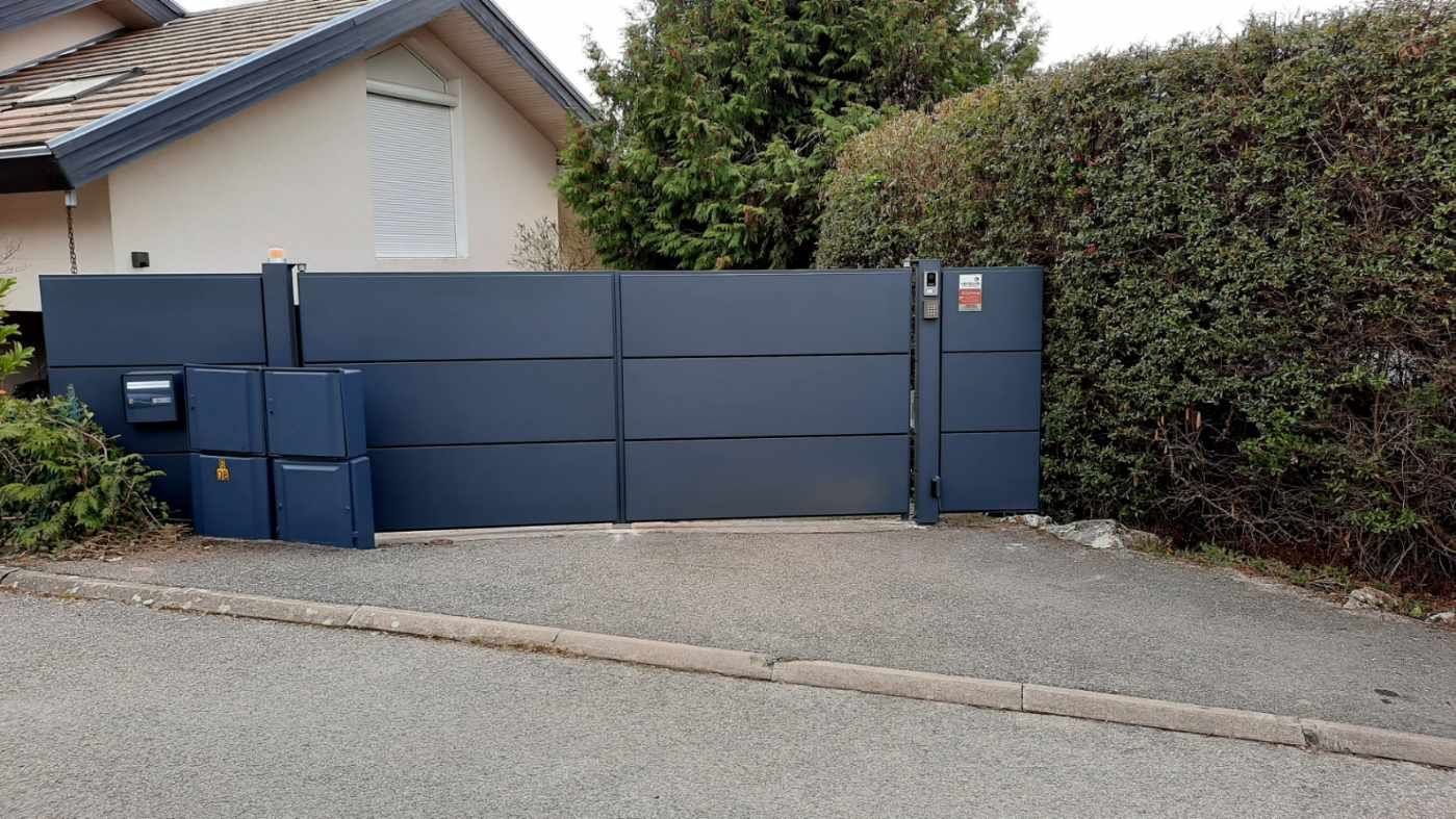 Un portail noir fermé