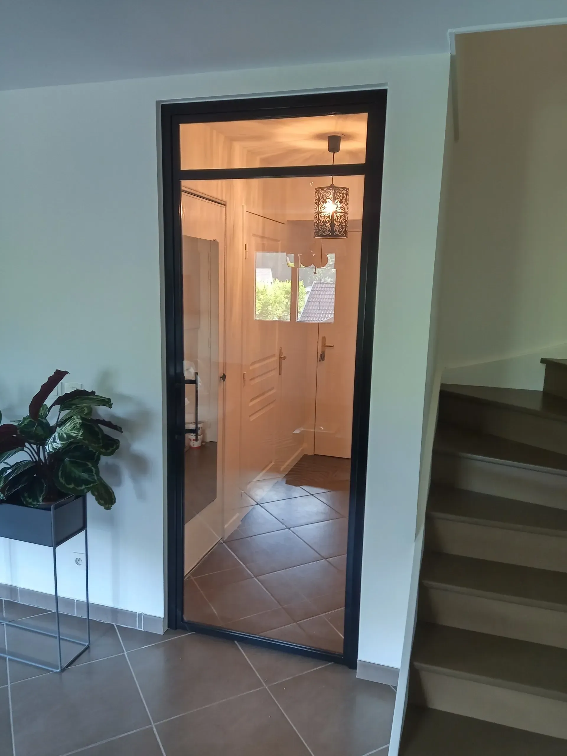 Ouverture de mur avec cadre et détail en verre