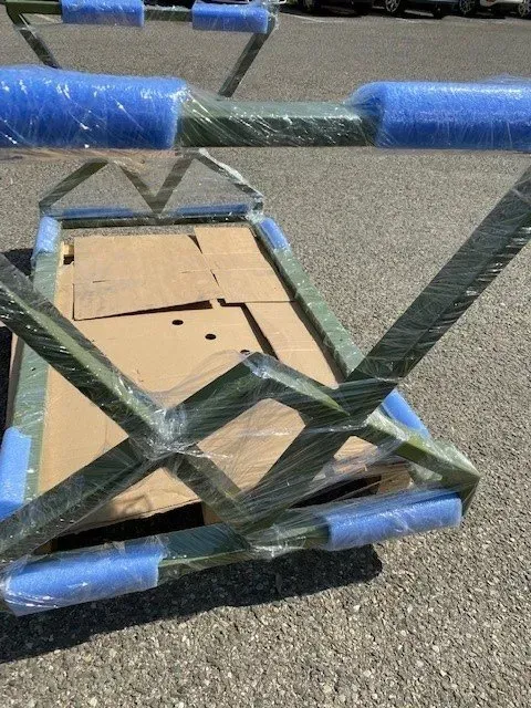 Tige en métal protégée par du papier-bulles