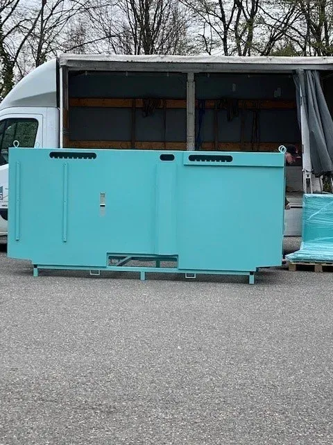 Un châssis bleu devant un camion