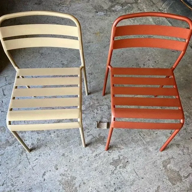 Deux chaises en métal
