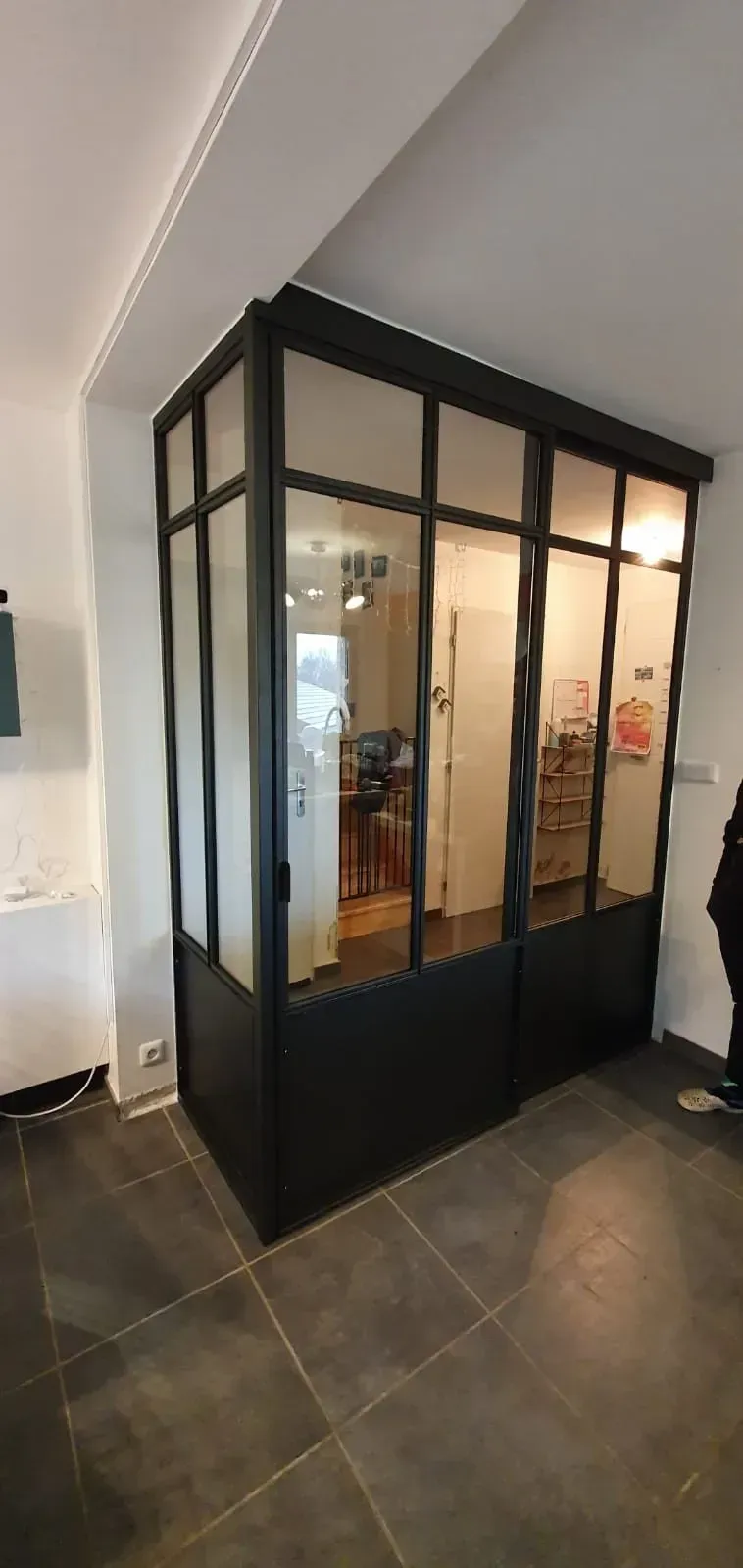 Cloison en métal et en verre