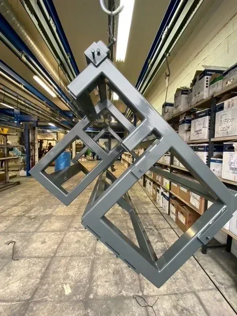 Élément métallique industriel gris