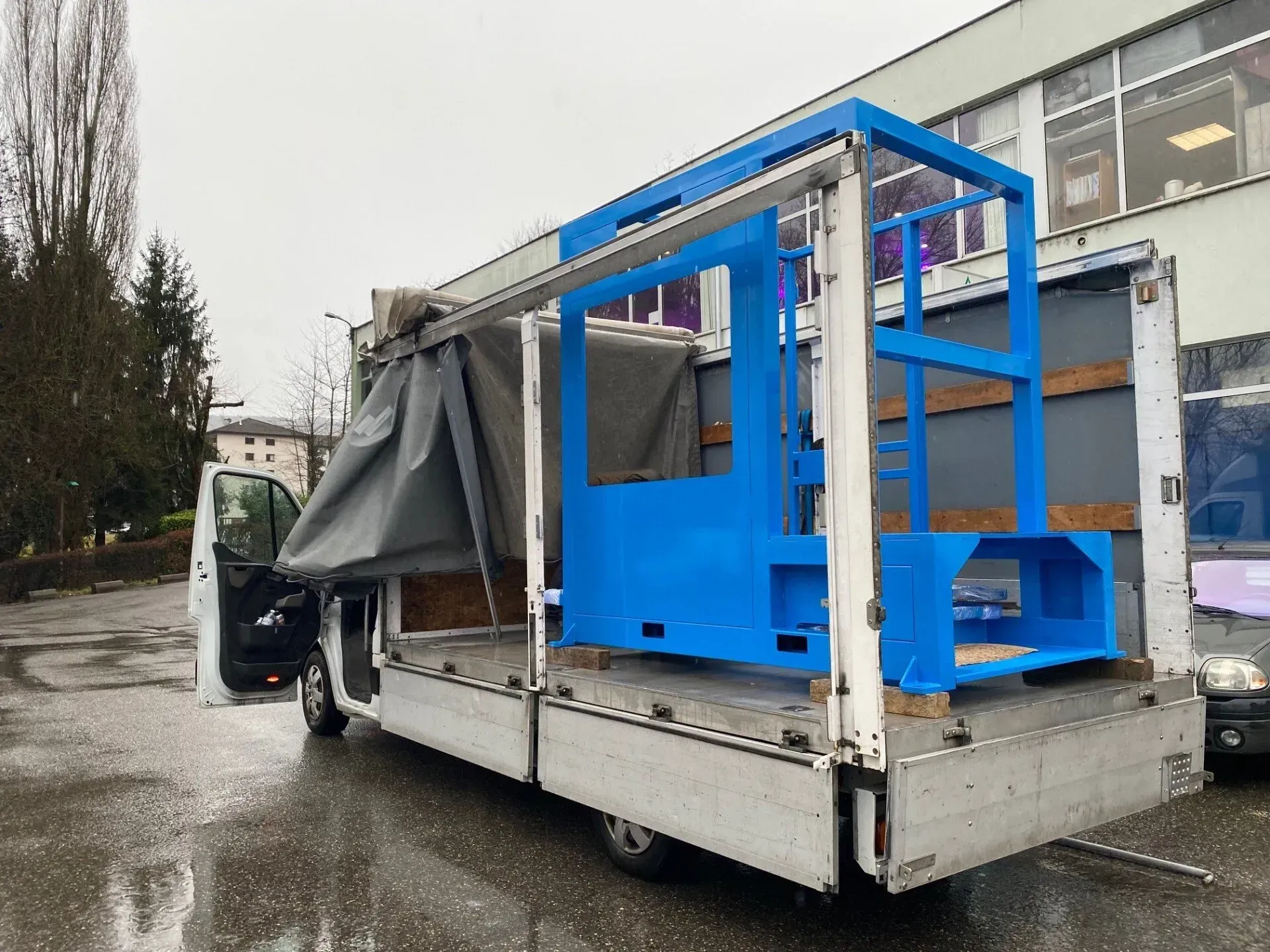 Châssis bleu sur un fourgon