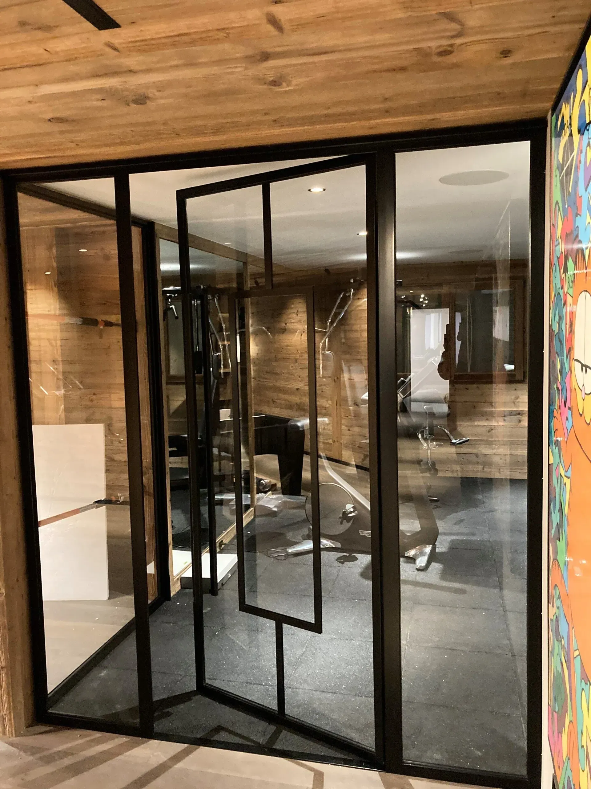 Porte en verre et cadre métallique